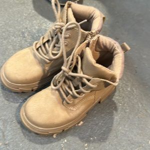 Same color boots Zara size 26 European size 10 in us little boys toddlers
